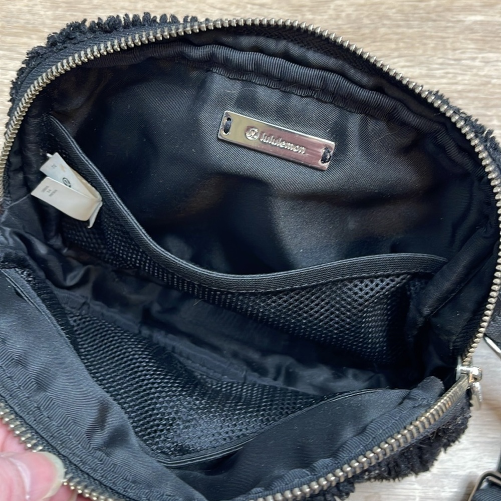 Lululemon Unisex Everywhere Fleece Belt Bag Black - Picture 7 of 15